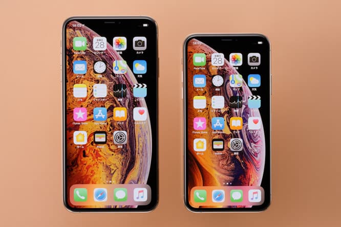 左／《iPhone XS Max》、右／《iPhone XS》。64GB、256GB、512GBモデル、112,800円から。カラーは、ほかにシルバーとスペースグレイ。