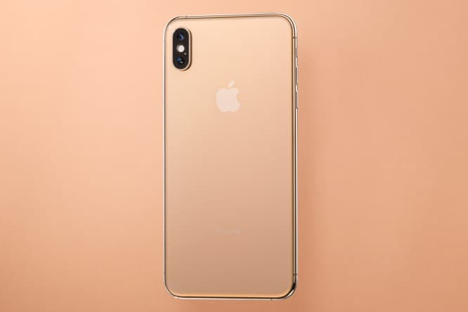 《iPhone XS Max》新色のゴールド。