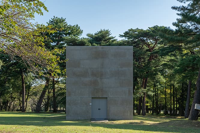 石のように見えるが、実は木の集積材で作られた《Void Pavillion V》。　©Anish Kapoor photo by Nobutada Omote  Courtesy of Mixed Bathing World Executive Committee 
