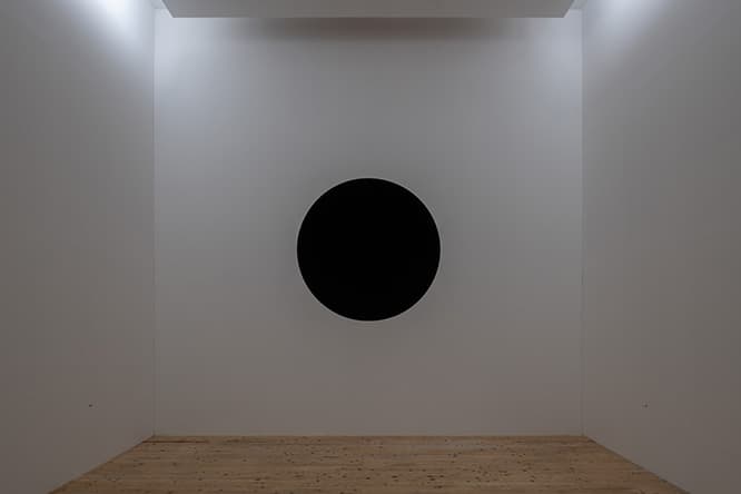 《Void Pavillion V》部屋の中に入り扉を閉めると、目の前に黒い円が。描かれている？　穴があいている？　©Anish Kapoor photo by Nobutada Omote Courtesy of Mixed Bathing World Executive Committee 
