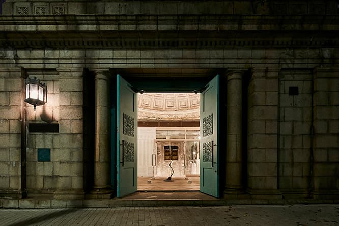 〈旧博物館動物園駅〉の夜の外観。開いた扉の奥に、フェルナンド・サンチェス・カスティーリョによる作品が見える。かつてはここから乗降客が出入りしていた。
