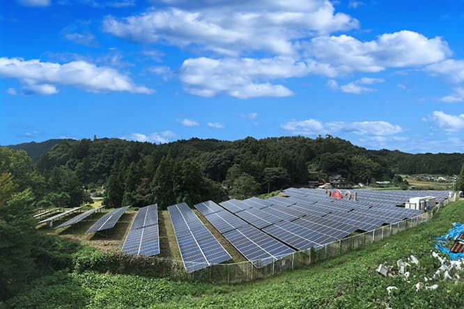 福島県の〈 juwi 自然電力福島棚倉太陽光発電所〉に設置された、《2021#solar power Plant, Fukushima》（2018年）。photo_Takemitsu Miyagawa