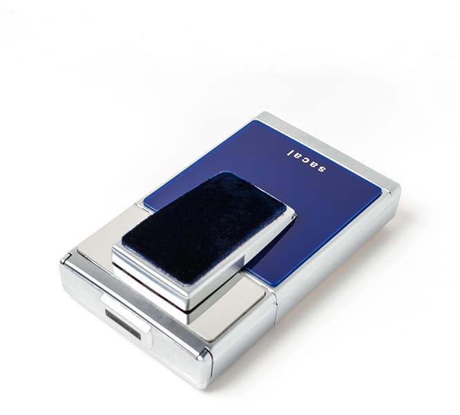 〈sacai〉とコラボした《ポラロイドSX-70》が限定発売！