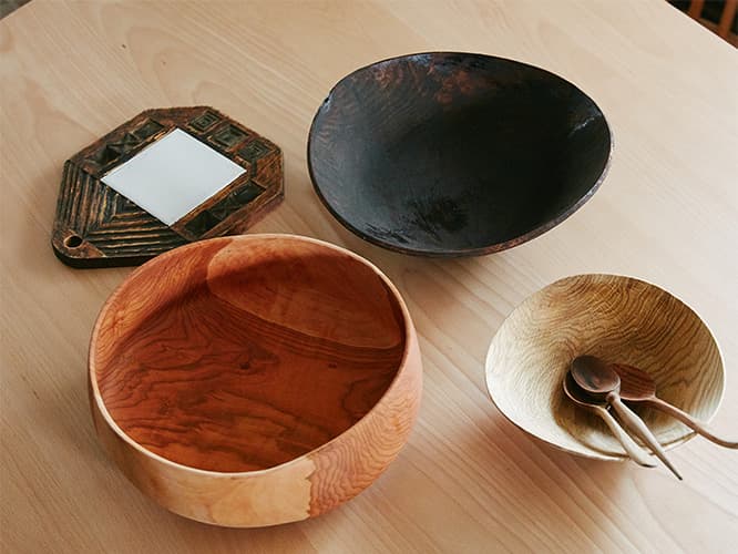 11月13日～20日の一週間、「須田二郎、木の器展」で販売する予定の器。個展の場所は吉祥寺の〈OUTBOUND〉。左下／ウッドボウル・サクラ材（φ27×H10.5cm）12,000円、右上／漆ウッドボウル（φ30×H9.5cm）販売未定、右下／ウッドボウル・ナラ材（φ21×H5cm）4,000円、木のカトラリーは各1,100～1,200円。展覧会情報は文末に。