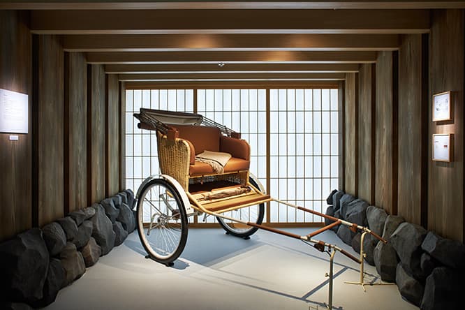 人力車はレザーの内装だけでなく、本体もエルメスが手がけた。