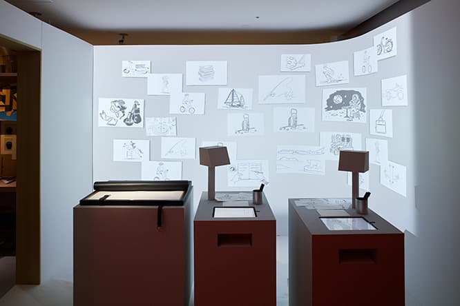 エントランスの先に現れる最初の空間では、来場者が白い紙に自分の夢を描き、それが壁面に投影される。