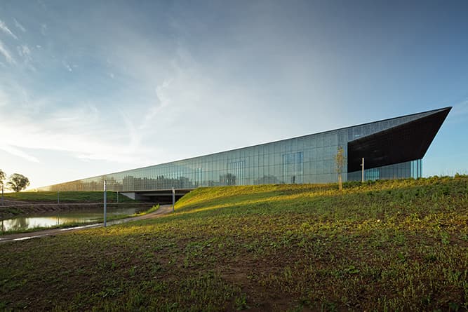 2016年に完成した〈エストニア国立博物館〉。田根にとって大きな転機となった作品だ。　photo_Takuji Shimmura / courtesy of DGT.　