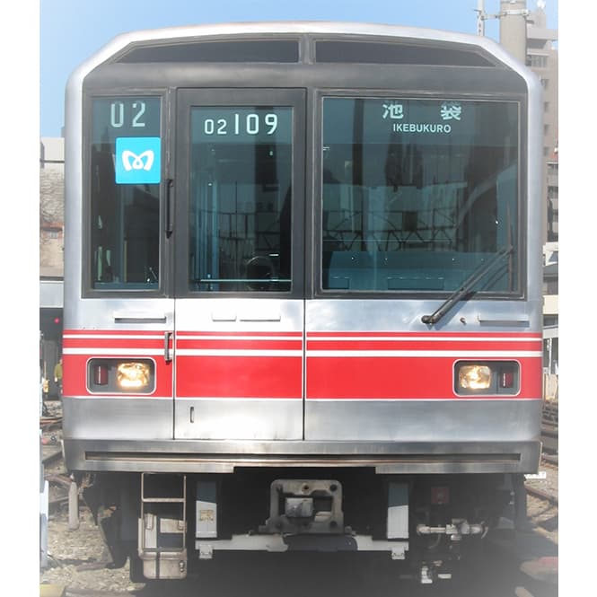 1988年から使われている現行の02系。アルミのボディに赤い帯で路線カラーを表現している。