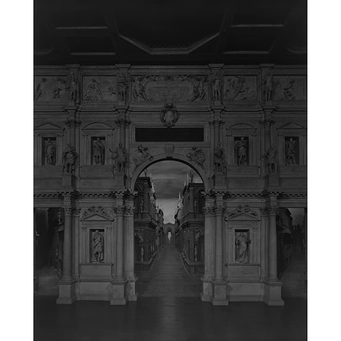 杉本博司《オリンピコ劇場、ヴィチェンツァ》2015年 ゼラチン・シルバー・プリント　©Hiroshi Sugimoto/Courtesy of Gallery Koyanagi