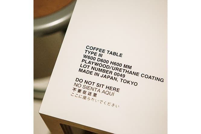 内装や家具にはサイズや素材を印字。デザインとしても楽しめる。