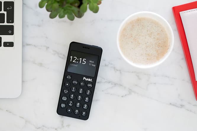 《MP 02》の重さは100gで、最新のスマートフォンの約半分程度。裏面の立体的なフォルムのため、テーブルなどに置いた状態でも手にしやすい。