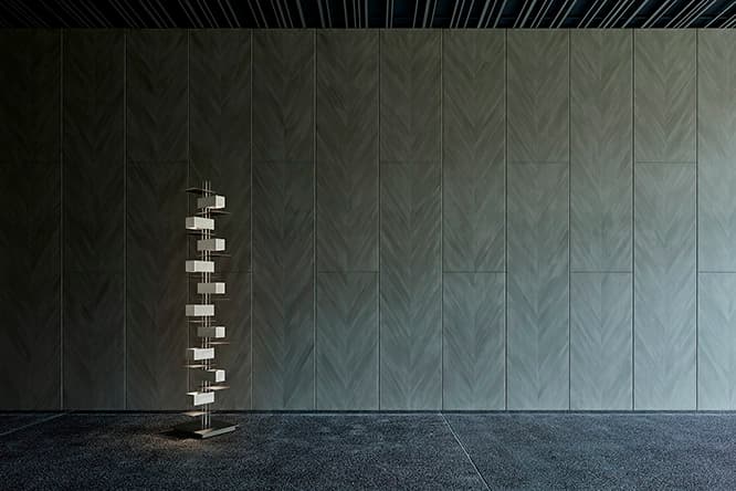 永山祐子デザインの《TALIESIN LIGHT》。細いパイプと薄いスチールで構成。750,000円。女神の森 セントラルガーデンにて。