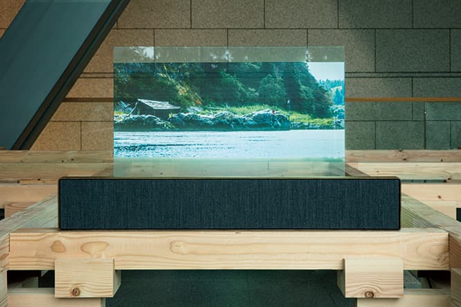 テレビやプロジェクターと繋いで使うサウンドバー《BEOSOUND STAGE》。オーク材のフレームには伝統的な木工細工の技を採用。テレビ視聴時以外もBluetoothやストリーミングサービスとのワイヤレス接続で音楽を楽しめる。©2019「ある船頭の話」製作委員会