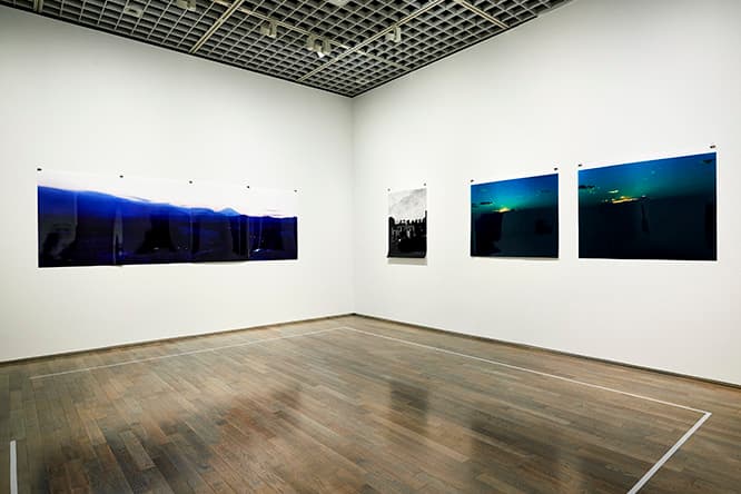 山中へのオマージュであるホンマタカシの《Camera obscura―thirty six views of mount fuji》。東京都内で富士山の見える場所を探して部屋を変えながら、ピンホール・カメラによって撮影している。