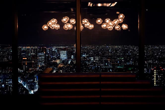 日本最大級の屋上展望空間（約2,500平方メートル）を有する展望施設。夜景も最高だ。