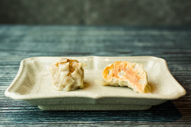 点心は豚腕肉を塊から叩いたミンチを使用した「餃子」「焼売」に、「春巻」が出てくる。