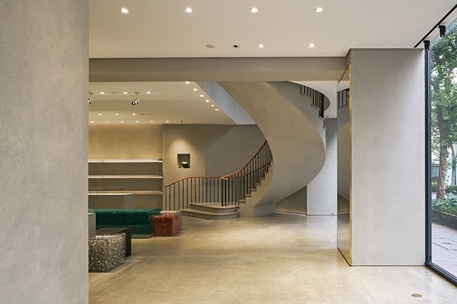 店内1F。コンクリートは、〈ロエベ〉の“建築的パレット”の定番要素である。