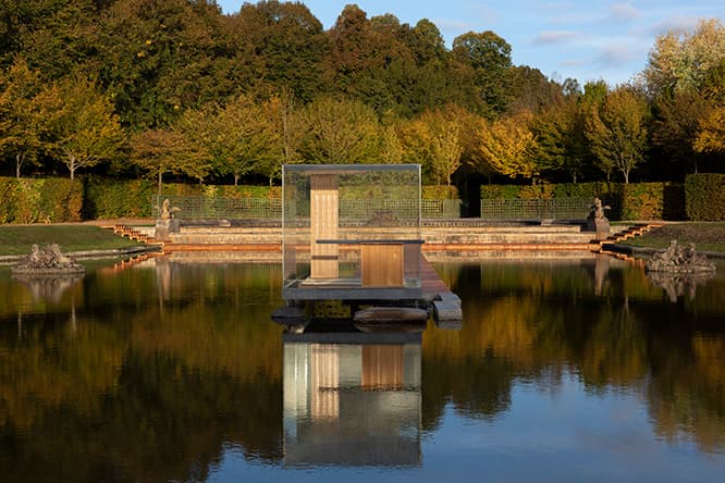 Glass Tea House Mondrian, Bassin du Plat-Fond, Versailles, 2018, originally commissionned by  Pentagram Stiftung for LE STANZE DEL VETRO, Venice. Architects : Hiroshi Sugimoto and Tomoyuki Sakakida / New Material Reasearch Laboratory. Courtesy of artiste &amp; Pentagram Stiftung  Photo: Tadzio
