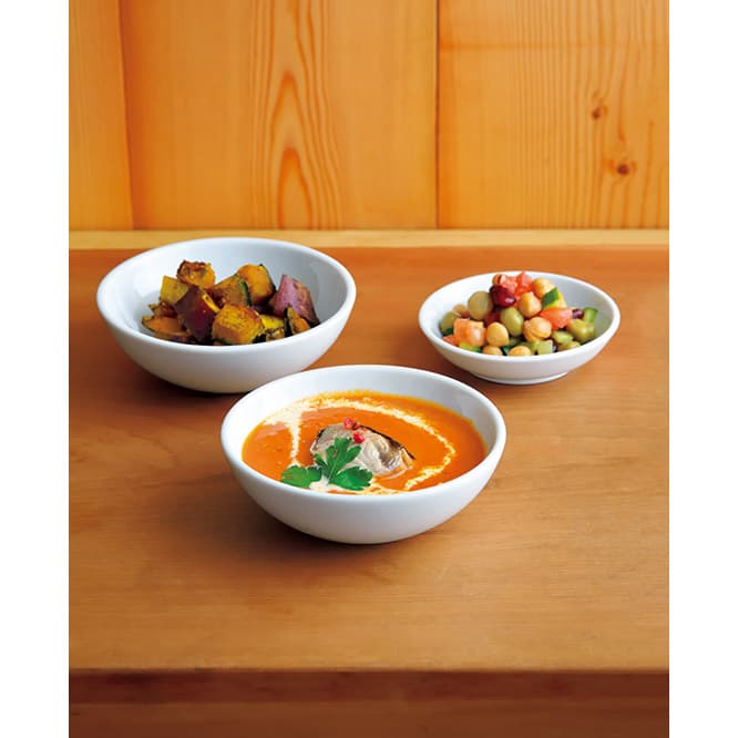 鮪ほほ肉マサラカリーセット（2,000円）の副菜。ポリヤルという野菜のスパイス和えと豆サラダとかぶと汁。