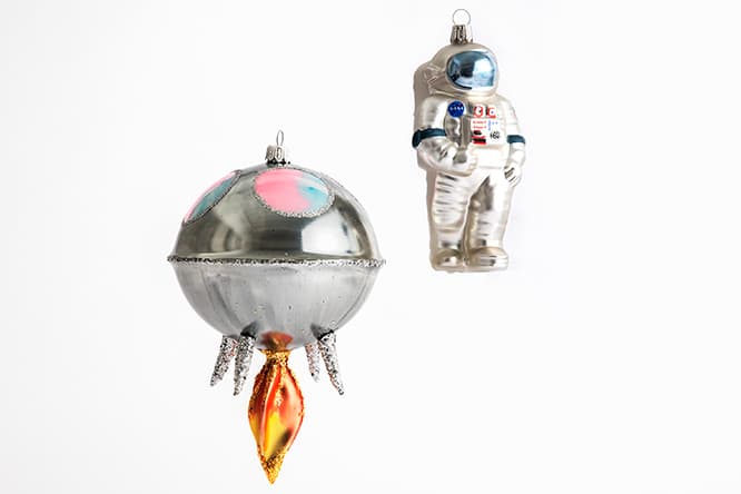 左から、宇宙船7,600円、宇宙飛行士4,000円。