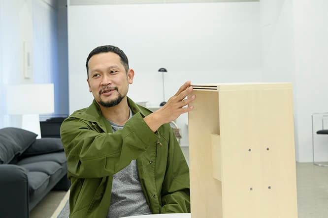新作《ピヨド》を手に、発想のプロセスを語る二俣公一。
