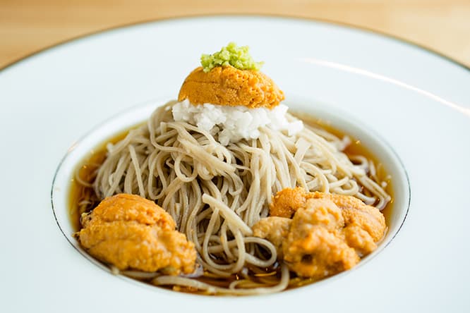 写真はすべて夜の6,655円（税込）コースより。「うにそば」。