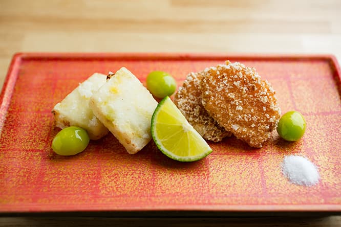 「銀杏のさつま揚げ、柿のおかき揚げ」。〈賛否両論〉の定番で、みずみずしく甘い柿と、柿の種を砕いた衣のカリカリ食感と塩味のコントラストが人気の秘訣だ。