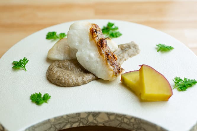 「もみじ鯛の塩焼き トリュフソース」。舞茸、シメジなどのキノコを炒めて香りを出し、鰹出汁で煮て、トリュフを加えたソース添え。サツマイモのレモン煮と。
