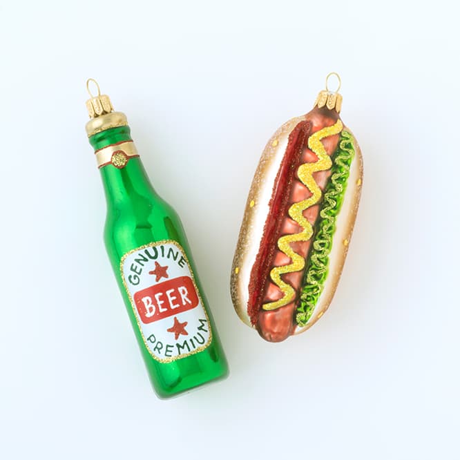 （左から）ビールのボトル4,200円、ホットドック4,500円。