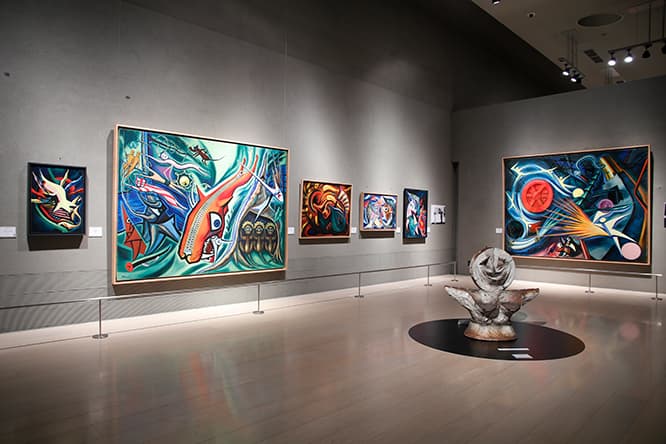 1952年に行われ、イサム・ノグチも訪れた 「渡欧記念岡本太郎展」を再現した一室。