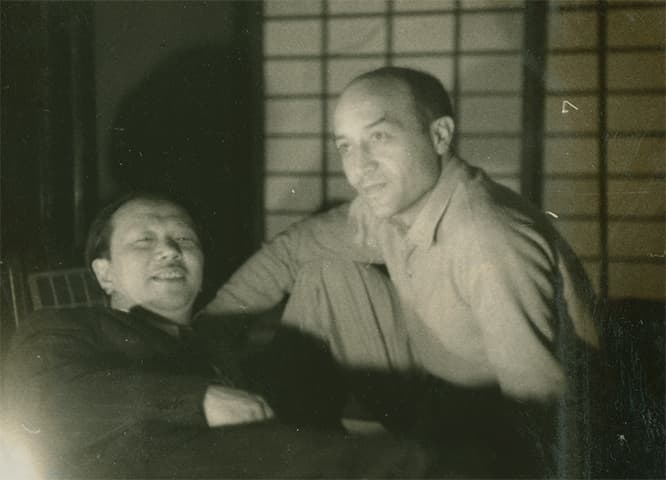 1954 年 イサム・ノグチと岡本太郎 北鎌倉の夢境庵にて。
