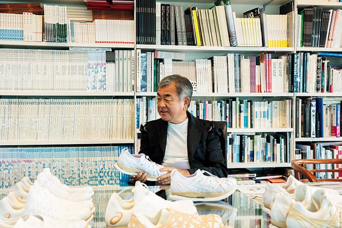 これまでの試作品が並ぶ隈の事務所。やたら編みの異なるパターンや全く違うデザインも検討されている。