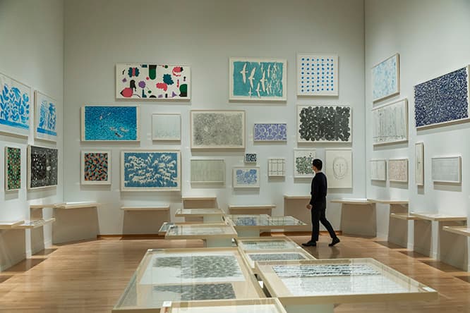 テキスタイルの原画や図案に圧倒される展示室「芽」。〈ミナ ペルホネン〉では今までに3000種類もの生地を作ってきた。