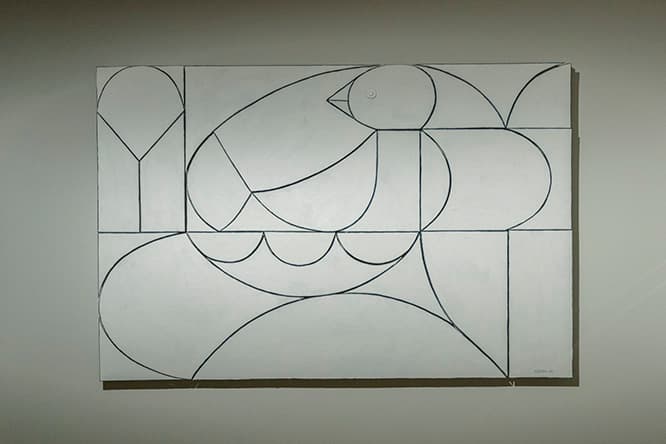 幾何学的なフォルムを並べて鳥の姿を表現した皆川による絵画《northern bird》。
