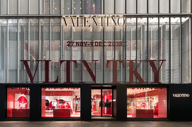 「VALENTINO TKY」がはじまった〈ヴァレンティノ 銀座〉外観。