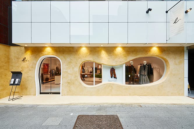 〈マザーハウス〉本店の隣、前身である〈ファブリック マザーハウス〉が位置していた場所に〈e.（イードット）〉本店がオープン。