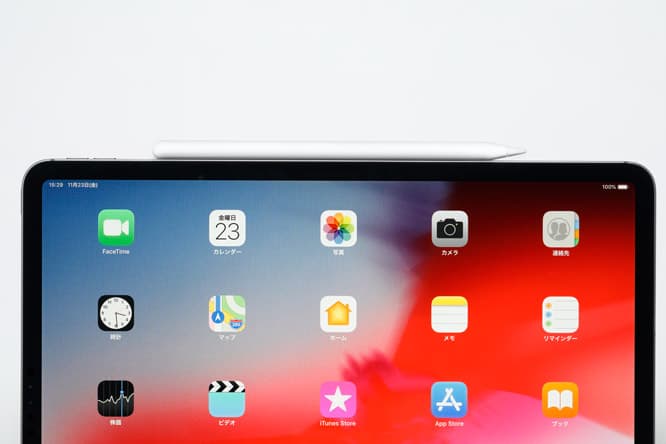 側面に磁力でカチッと取り付け。ペアリングとワイヤレス充電が可能になった。