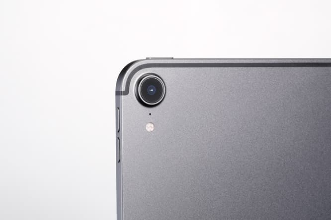 カメラは12メガピクセルカメラ。絞り値f/1.8、最大5倍のデジタルズーム。自動手ぶれ補正や写真のスマートHDRにも対応。