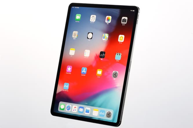 《iPad Pro》12.9インチ 111,800円〜。ストレージは64GB、256GB、512GB、1TB。Wi-Fiモデル、もしくはWi-Fi+Cellularモデルから選択。