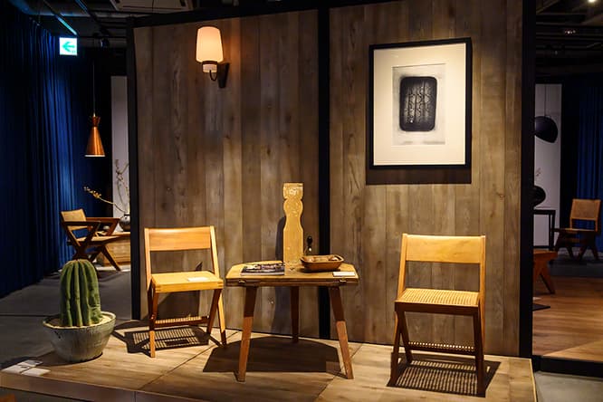 チャンディーガル大学図書館のためにデザインされた《Library Chair》。19世紀のアンティークテーブルやKousukeのアートフォトと合わせた。植物は叢（くさむら）のもの。
