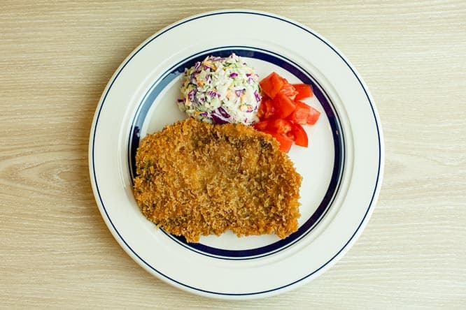 「カツレツ定食」平民（白豚ロース）880円、貴族（イベリコ豚）1,210円。ライスとレモンバターソースが付く。カツレツを揚げた後にくぐらせるスープは高温のため、衣のサクサク感はさほど損なわれない。
