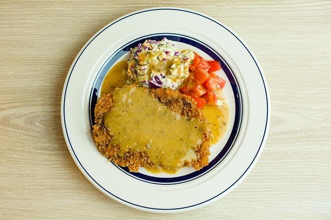 まずはバターのまろやかなコクにレモンの酸味を合わせた、レモンバターソースをたっぷりかける。