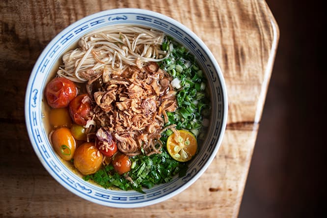 代表料理の一つ、「フォーチャイ」1,200円。野菜の旨味を凝縮させ、昆布を使ったさっぱりしたフォー。