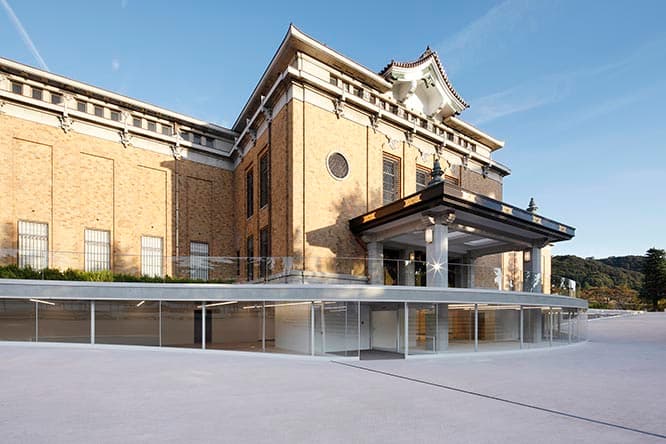 シンメトリーな既存建物の外観を損なわずにエントランス機能を強化すべく、地下の「ガラス・リボン」からアクセスする。