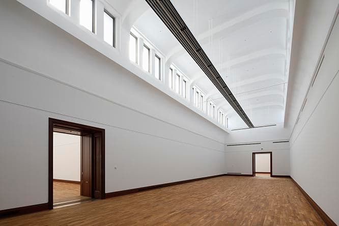 本館南回廊2階の展示室。一部の壁は、既存を残したまま上から新しい壁を建て、設備を収めている。床材は元からあったものを研磨しきれいにしている。