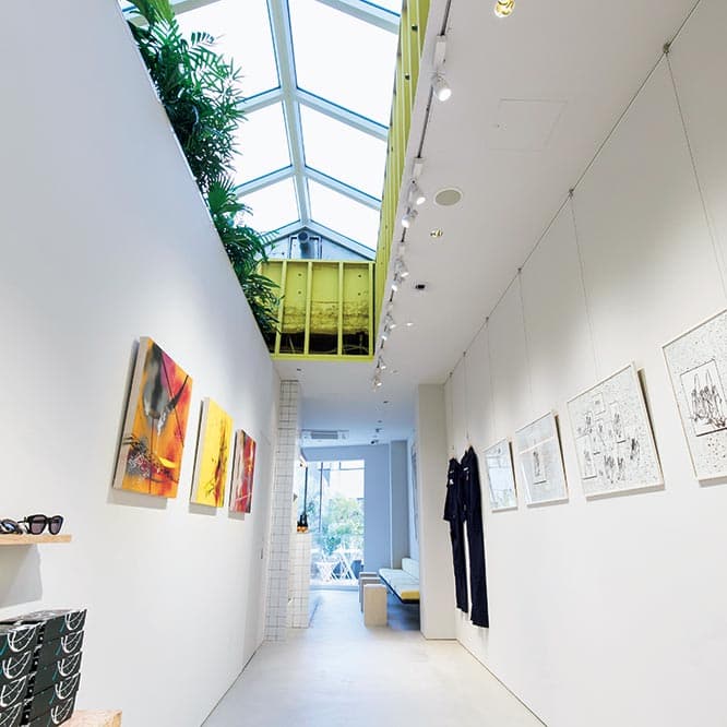 店内には、グラフィティアーティスト・フューチュラの初期作品も。