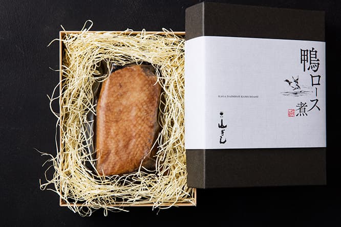 〈料亭 山ぎし〉の《鴨ロース煮》180g 3,100円。1箱2個入り6,160円もある。通販可。年内発送分の受付は12月28日まで、31日が年内最終到着日。※天候や災害の状況により到着が遅れる場合がある。　〈料亭 山ぎし〉石川県加賀市大聖寺東町2-24 TEL 0761 73 1177。