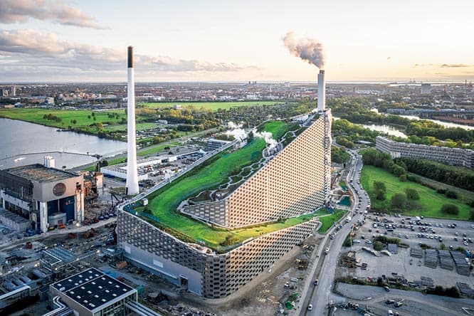 山岳スポーツができる廃棄物発電所〈コペンヒル〉。photo_Rasmus Hjortshøj 