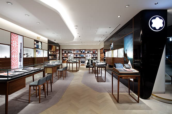 〈モンブラン 銀座本店〉1F。筆記具、時計、レザーアイテムなどが並ぶ。