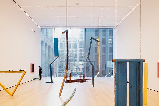 西側の建物、2階。インスタレーションはシーラ・ガウダ《Of All People》（2011年）。